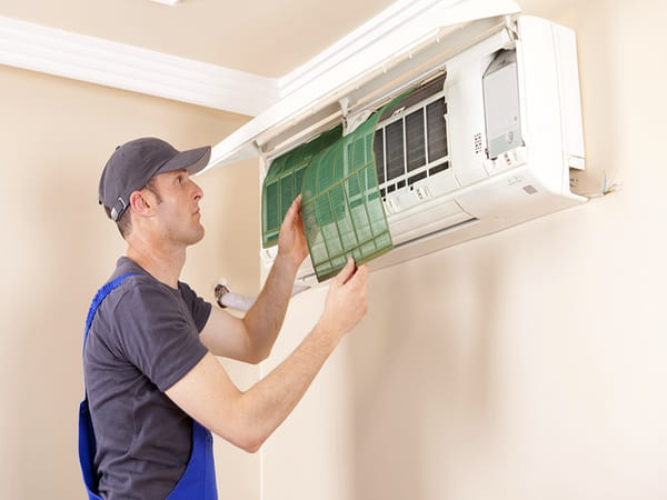 Nhân viên sẽ đến tận nhà để kiểm tra tình trạng máy lạnh của khách hàng Nhân viên sẽ đến tận nhà để kiểm tra tình trạng máy lạnh của khách hàng