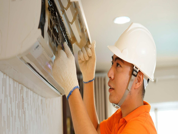 Tiến hành vệ sinh máy lạnh theo nhu cầu của khách hàng Tiến hành vệ sinh máy lạnh theo nhu cầu của khách hàng