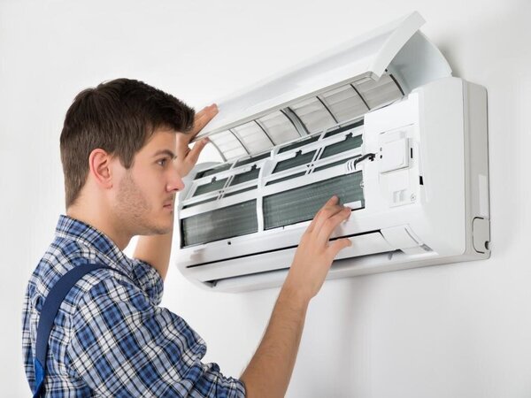 Tiến hành kiểm tra tình trạng của máy lạnh trước khi vệ sinh Tiến hành kiểm tra tình trạng của máy lạnh trước khi vệ sinh