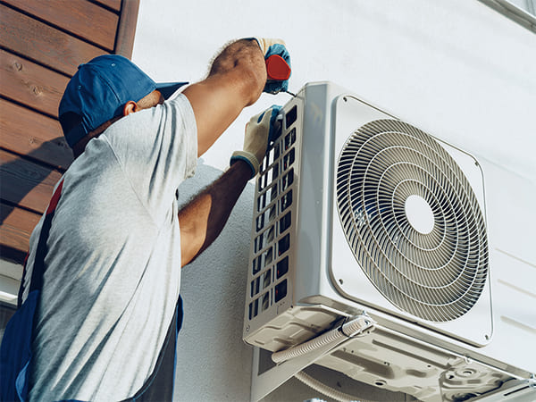 Vệ sinh cánh quạt của máy lạnh Vệ sinh cánh quạt của máy lạnh