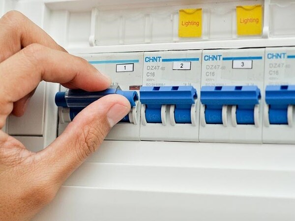 Tắt nguồn điện của máy lạnh Tắt nguồn điện của máy lạnh