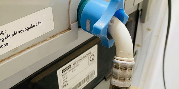 Âm thanh lạ phát ra từ van cấp nước Âm thanh lạ phát ra từ van cấp nước