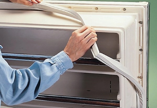 Do vỏ tủ không kín hoặc cửa tủ bị kênh