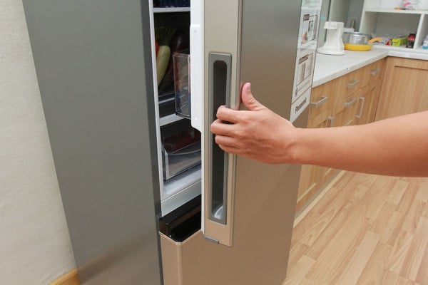 Quên đóng cửa tủ lạnh hoặc đóng cửa chưa khít Quên đóng cửa tủ lạnh hoặc đóng cửa chưa khít gây ra tình trạng tủ lạnh Samsung Inverter báo lỗi nháy đèn