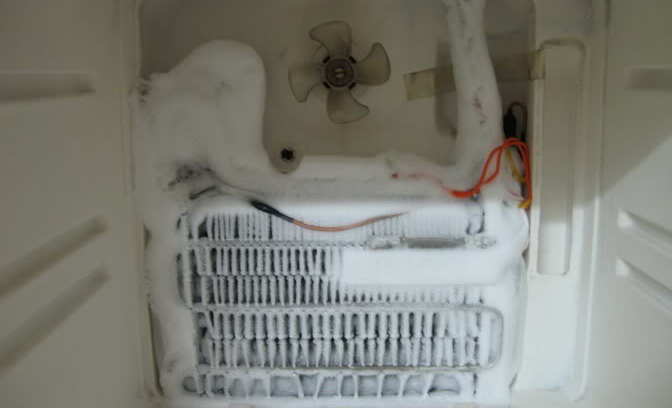 Có vật cản ở cánh quạt tủ lạnh Có vật cản ở cánh quạt tủ lạnh gây ra tình trạng tủ lạnh Samsung Inverter báo lỗi nháy đèn