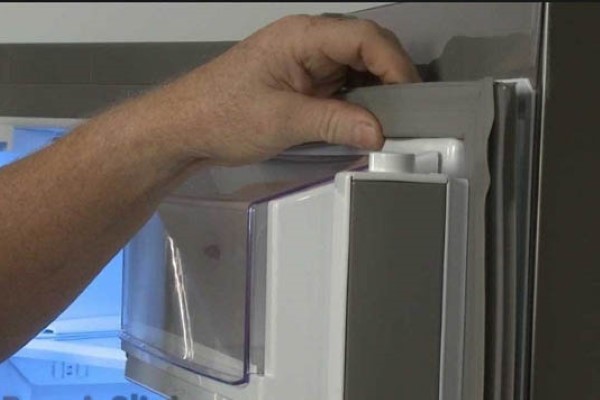 Cửa tủ lạnh bị hở là nguyên nhân khiến tủ lạnh Hitachi không đông đá Cửa tủ lạnh bị hở là nguyên nhân khiến tủ lạnh Hitachi không đông đá
