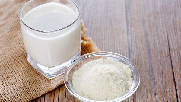 Đặt một cốc sữa tươi mở nắp vào trong tủ lạnh Đặt một cốc sữa tươi mở nắp vào trong tủ lạnh