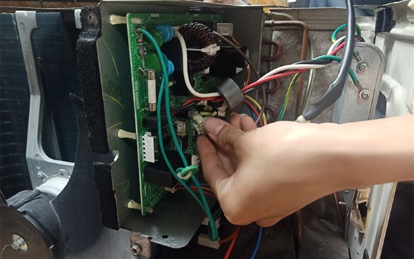 Cách khắc phục điều hòa Aqua báo lỗi F3 tại nhà Cách khắc phục điều hòa Aqua báo lỗi F3 tại nhà