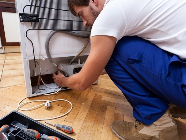 Hướng dẫn chi tiết cách sửa tủ lạnh bị chảy nước dưới gầm hiệu quả tại nhà
