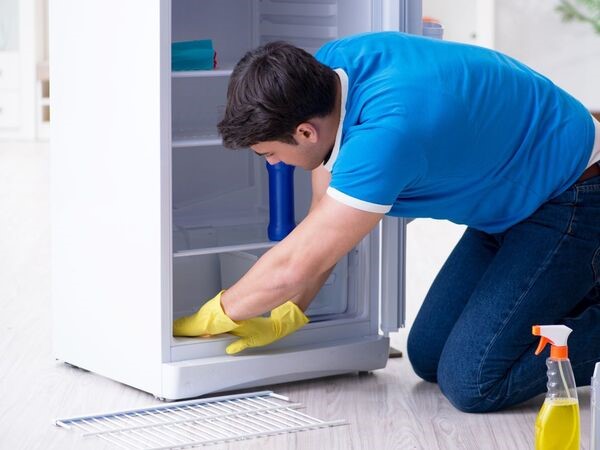 Giải đáp một số câu hỏi thường gặp về vấn đề tủ lạnh bị chảy nước dưới gầm