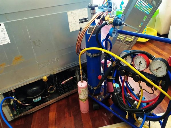 Quá trình bơm gas cho tủ lạnh diễn ra như thế nào? Quá trình bơm gas cho tủ lạnh diễn ra như thế nào?