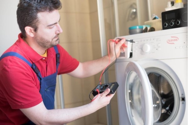 Đội ngũ nhân viên sửa chữa đến kiểm tra và báo giá chi phí sửa chữa cho khách hàng Đội ngũ nhân viên sửa chữa đến kiểm tra và báo giá chi phí sửa chữa cho khách hàng