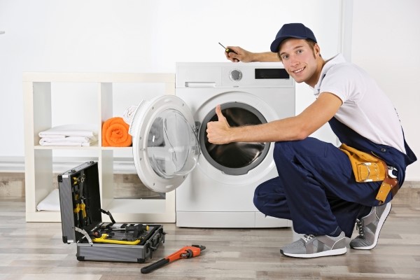 Sau khi sửa chữa xong, nhân viên kiểm tra lần cuối và bàn giao lại cho khách hàng Sau khi sửa chữa xong, nhân viên kiểm tra lần cuối và bàn giao lại cho khách hàng