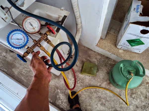 Dịch vụ nạp gas, hàn ống và sửa lỗi liên quan đến cơ - điện - lạnh