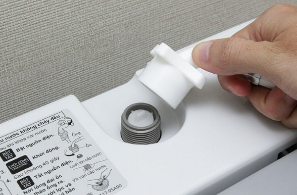 Áp lực nước yếu hoặc nguồn cấp bị gián đoạn dẫn đến lỗi E1 máy giặt Aqua