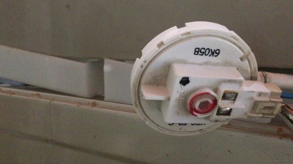 Bo mạch điều khiển hoặc cảm biến hỏng dẫn đến lỗi E1 máy giặt Aqua