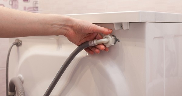 Vệ sinh hoặc thay thế lưới lọc nguồn, ống dẫn nước