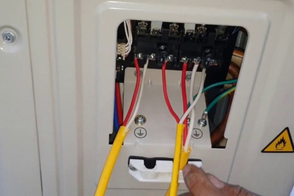 Kiểm tra hệ thống dây kết nối và chuẩn đoán lỗi E5 điều hòa Casper