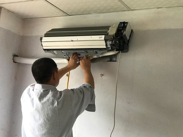 Liên hệ với kỹ thuật viên chuyên nghiệp khi không thể tự khắc phục lỗi E5 điều hòa Casper