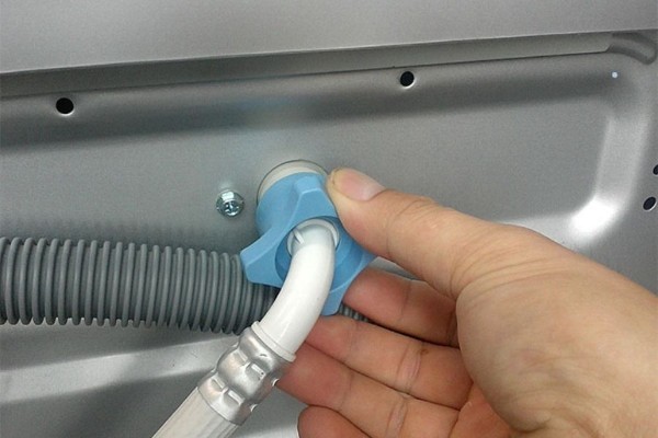 Nguồn nước gặp vấn đề gây ra lỗi E4 máy giặt Aqua