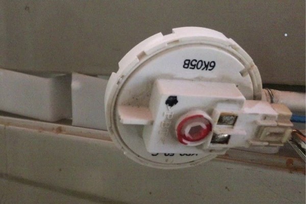 Cảm biến mực nước bị lỗi dẫn đến lỗi E4 máy giặt Aqua