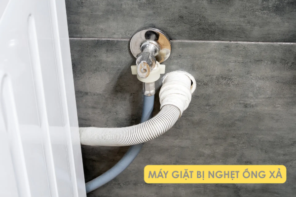 Ống xả nước bị tắc nghẽn khiến máy giặt Panasonic báo lỗi U11