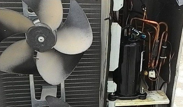 Cục nóng máy lạnh kêu to do bị hỏng mô tơ quạt hoặc bạc đạn