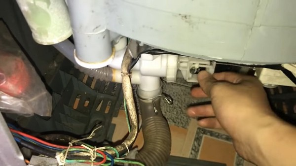 Bơm xả gặp sự cố dẫn đến máy giặt kêu to khi xả nước