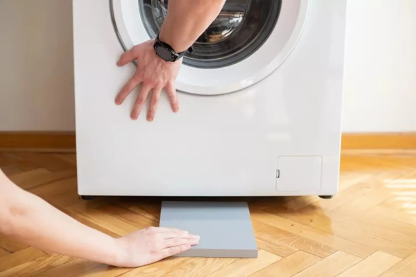 Máy giặt kêu to khi xả nước do máy bị đặt lệch hoặc không cân bằng