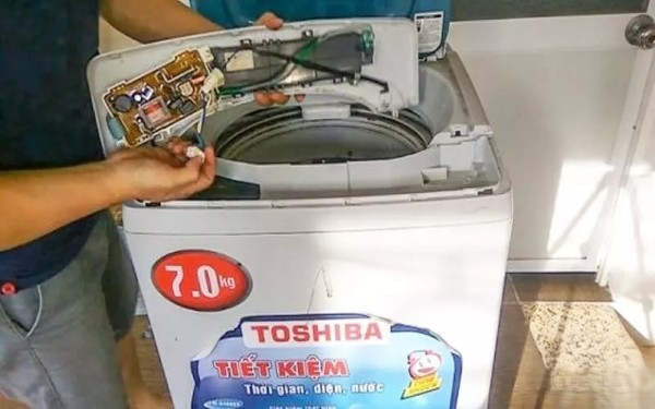 Bo mạch điều khiển bị lỗi khiến máy giặt Toshiba báo lỗi E23