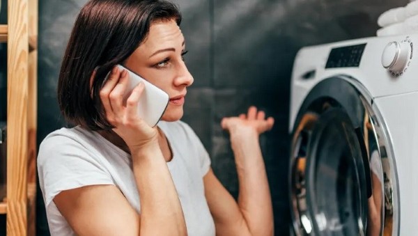Liên hệ dịch vụ chuyên nghiệp khi không thể khắc phục tình trạng van cấp nước máy giặt bị lỗi